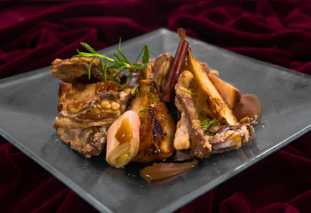 Photo d'une présentation de plat. Morceaux de chevreau et légumes