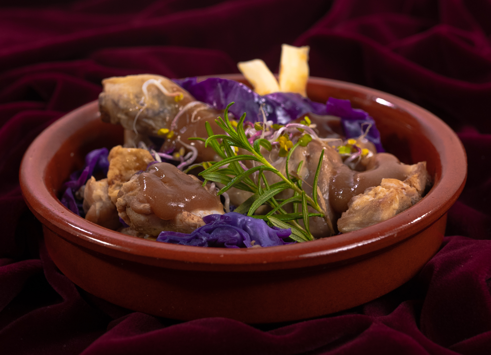 Photo de présentation d'un plat. Morceaux de poulet en sauce brune