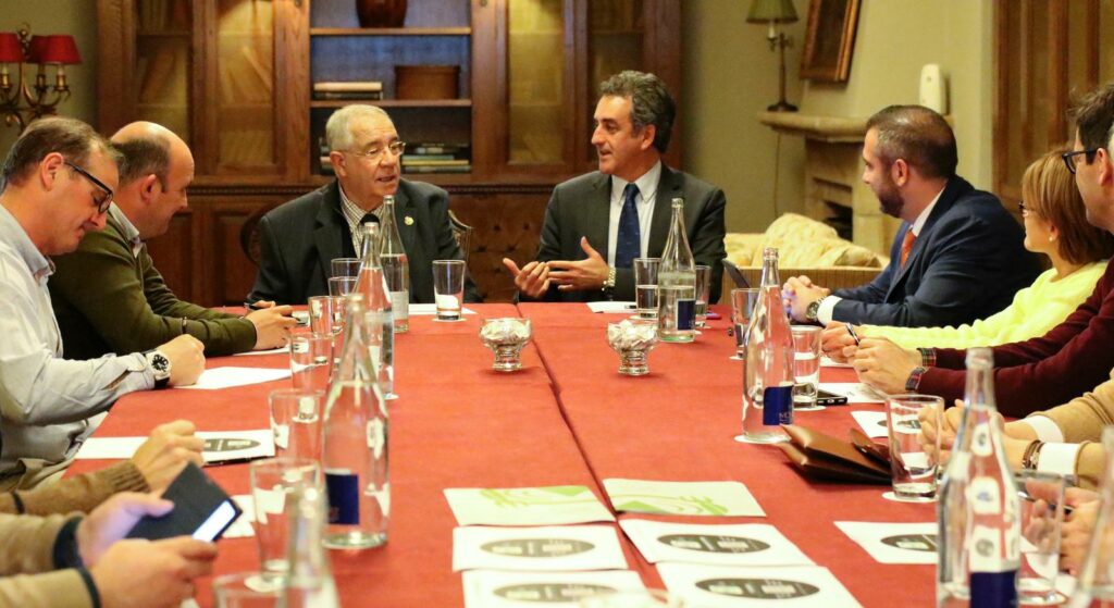 Alcalde de Santillana del Mar D, Isidoro Rábago consejero de Innovación, Industria, Turismo y Comercio, D Francisco Martín.