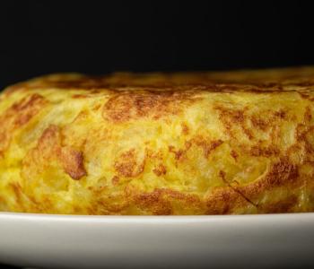 Plato con una tortilla de patata gordita 