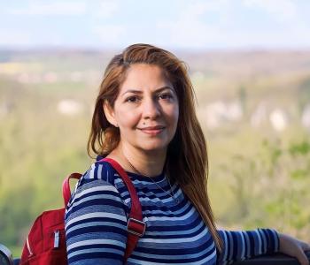 foto de medio cuerpo de Ana María, mujer sonriendo de mediana edad, con pelo castaño claro