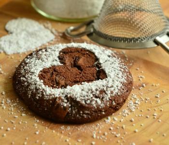 galleta marrón con azúcar espolvoreado en cima, en forma de corazón