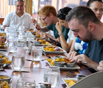 Grupo de viajeros durante una comida en el circuito por Panamá. 