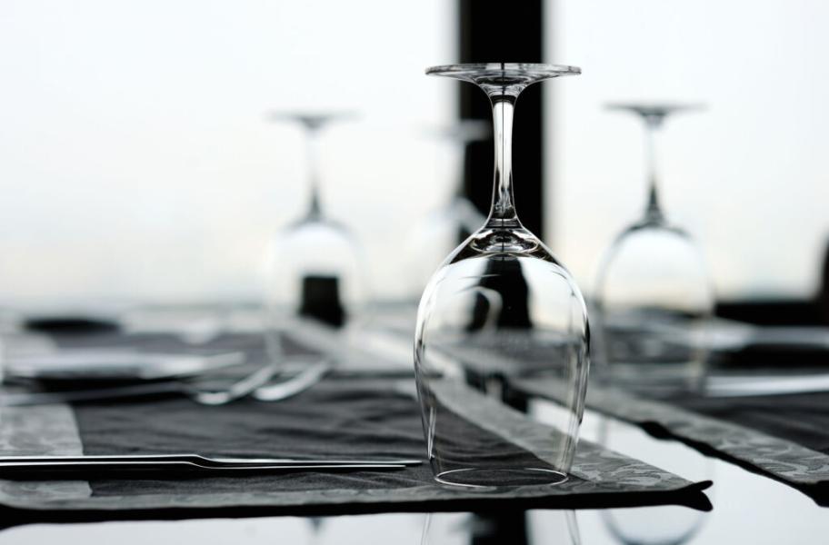 Mesa de restaurante con una copa de cristal invertida
