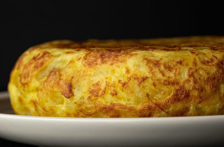 Imagen de una tortilla de patata Plato con una tortilla de patata gordita