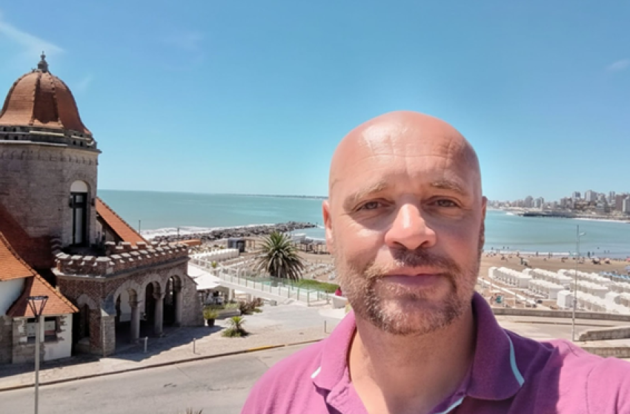 Pablo Cheres, agente de Chef’s Voice Argentina, al fondo su ciudad Mar de Plata en Argentina.