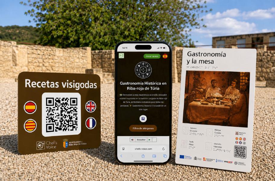 Montaje de los recursos de Chef’s Voice instalados en el yacimiento arqueológico de Pla de Nadal. En primer plano se muestran una pegatina con código QR para acceder a las recetas visigodas, un teléfono móvil con la plataforma Chef’s Voice, donde se ha desarrollado la experiencia de Gastronomía Histórica de Riba-roja de Túria, y un panel tacto-visual con información sobre la gastronomía y la mesa, que incorpora braille, relieve y un código QR. Al fondo se observan los restos arqueológicos del yacimiento. 