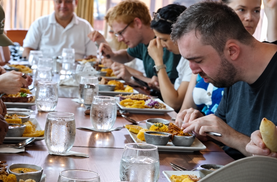 Grupo de viajeros durante una comida en el circuito por Panamá. 
