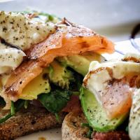 Smoked salmon salad with prawns