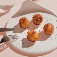 Croquetas de cuatro quesos, tomate y orégano
