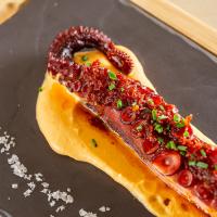 Pulpo sobre alioli de patata con aceite de pimentón