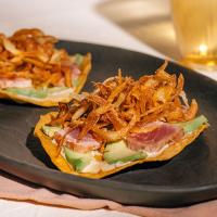 Tortitas con tataki de atún, aguacate, cebolla crujiente y mahonesa de wasabi