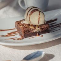 Brownie de chocolate y nueces acompañado de helado de vainilla