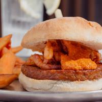 Hamburguesa de alcachofa 100% vegana con salsa romesco y cebolla en tempura