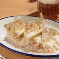 Ensaladilla rusa con piparras, mahonesa de aceituna y pan carasau