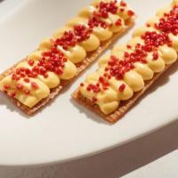 Crujientes de nata de mango y perlas chispeantes de frambuesas