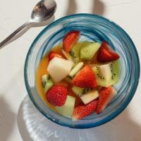 Ensalada de fruta fresca con zumo de naranja, zanahoria y manzana