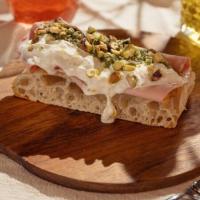 Focaccia con mortadela de Bologna, stracciatella de burrata, pesto y pistacho