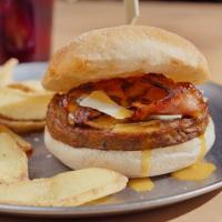 Hamburguesa de alcachofa con bacon crujiente, Grana Padano y yema de huevo