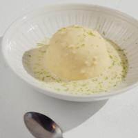 Helado de limón cubierto de chocolate blanco crujiente y sopa cítrica de yogurt