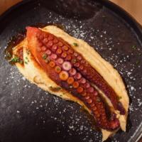 Pulpo sobre alioli de patata con aceite de pimentón