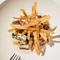 Nuestra versión de ceviche con langostinos y pulpo, queso feta, edamame, tomate cherry y tiras de maíz