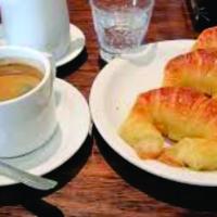 Café con leche más tres medialunas 