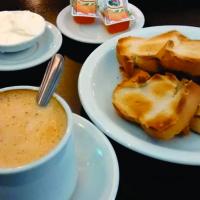 Café con leche más tostadas con queso y mermelada 