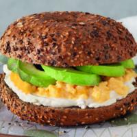 BAGEL DE PALTA & HUEVOS REVUELTOS