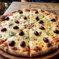 Пицца с четырьмя видами сыра